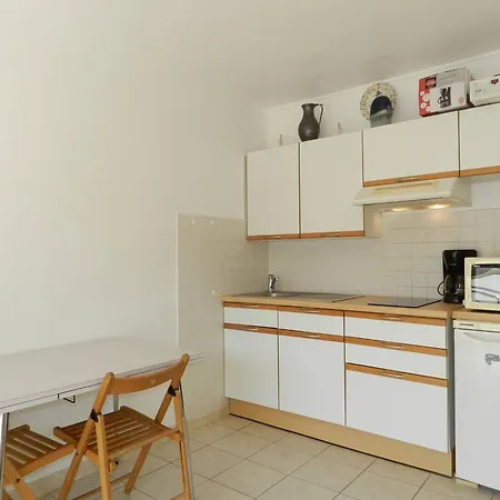 2 Pieces, Terrasse, Parking Privatif, 150m *